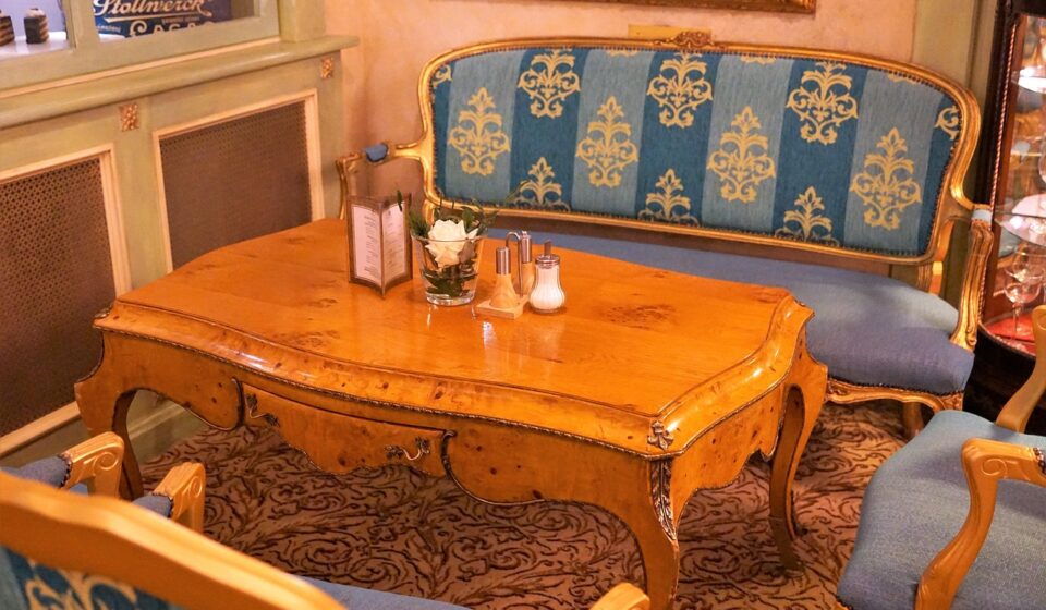 furniture, chair, table, room, luxury, inside, house, armchair, seat, carpet, wood, hotel, interior, ornament, lamp, pillow, coffee shop, restaurant, living room, furnishing, innenasustatung, art nouveau, style, blue, material, template, enjoyment, quiet, vacations, recreation, old, antique, rest, fixed, party, to sit, seating arrangement, shine