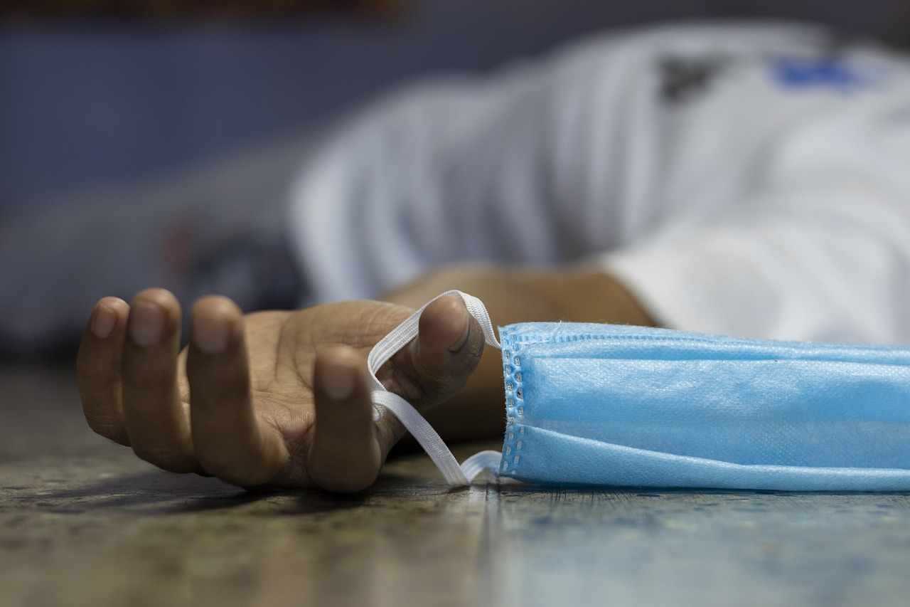 home, lockdown, corona, virus, covid-19, pandemic, outbreak, epidemic, fight lockdown, social distancing, fight, defeat, quarantine, isolation, nose mask, hand, fingers, body part, selective focus, shallow depth of field, blurred background, floor, deceased