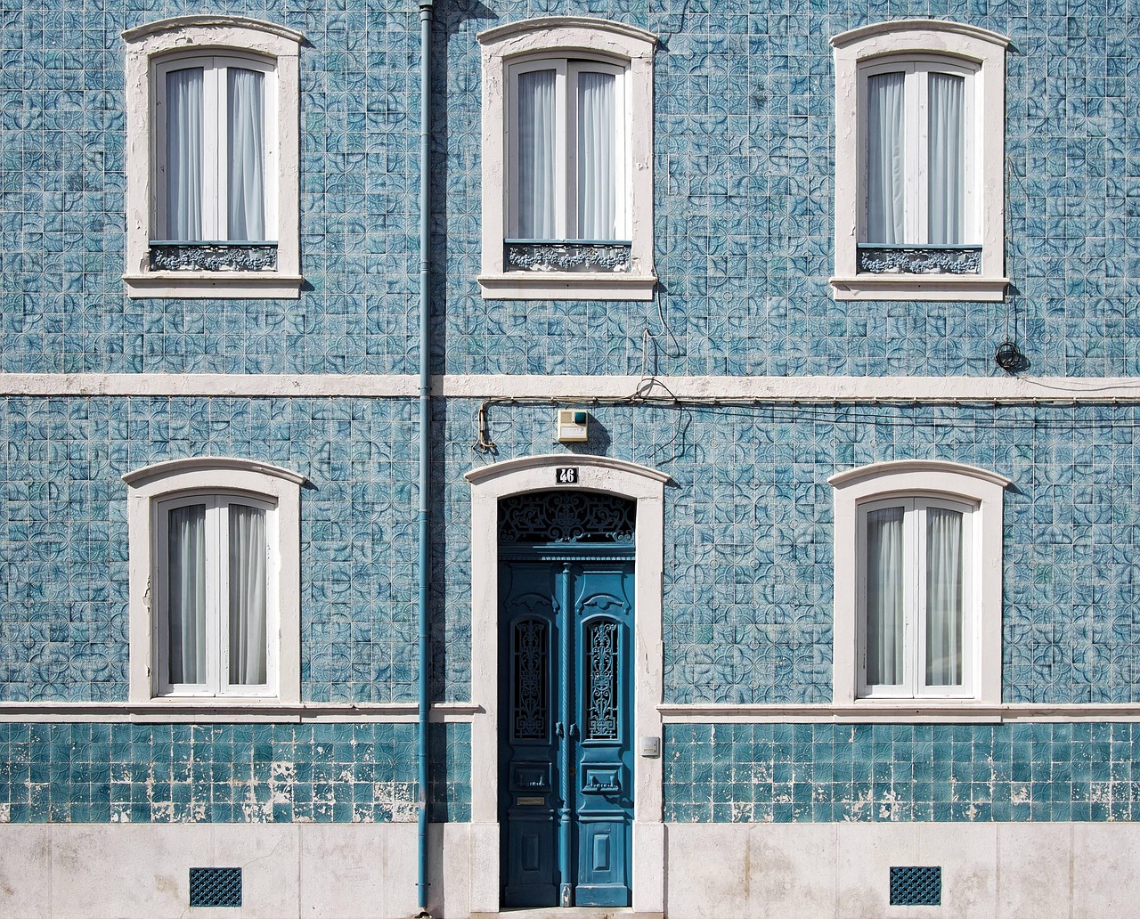 architecture, building, door, facade, wall, windows, building, door, door, door, door, door, wall, wall, windows